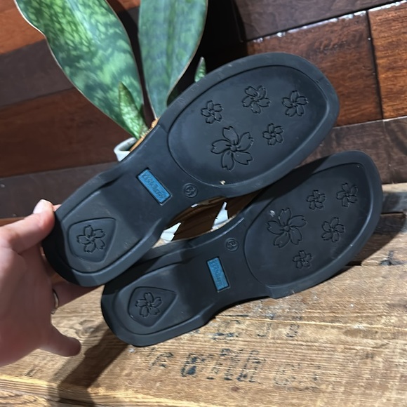 Cobbie Cuddlers Tan Leather Clogs - Picture 9 of 9